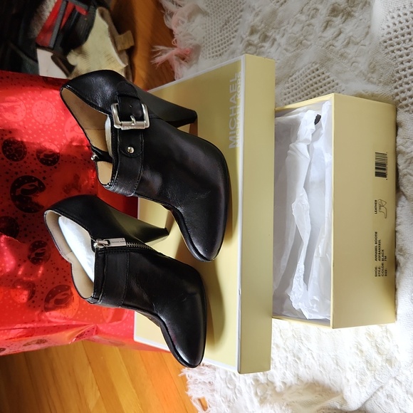 Micheal Kors bootie - Picture 2 of 2